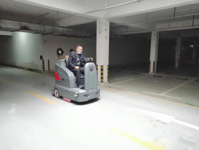 北京小区物业保洁不用人力改用驾驶式洗地机了